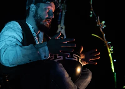 Sylvain joue de l'udu