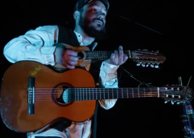 Sylvain joue du charango et de la guitare