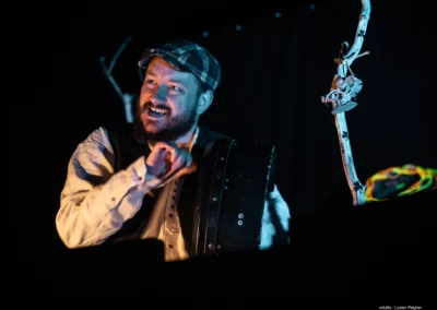 Sylvain pendant le spectacle pour enfant Sylvain et l'Arbre Monde